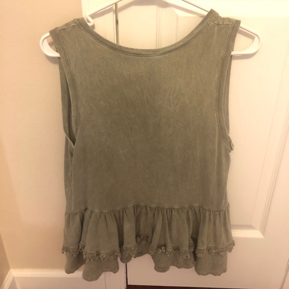 Fun ruffled tank top - Picture 3 of 4